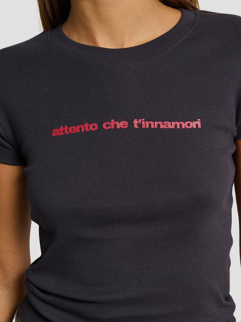 T-SHIRT CON STAMPA TIROLO-ATTENTO MIDNIGHT SUITE BENEDICT 