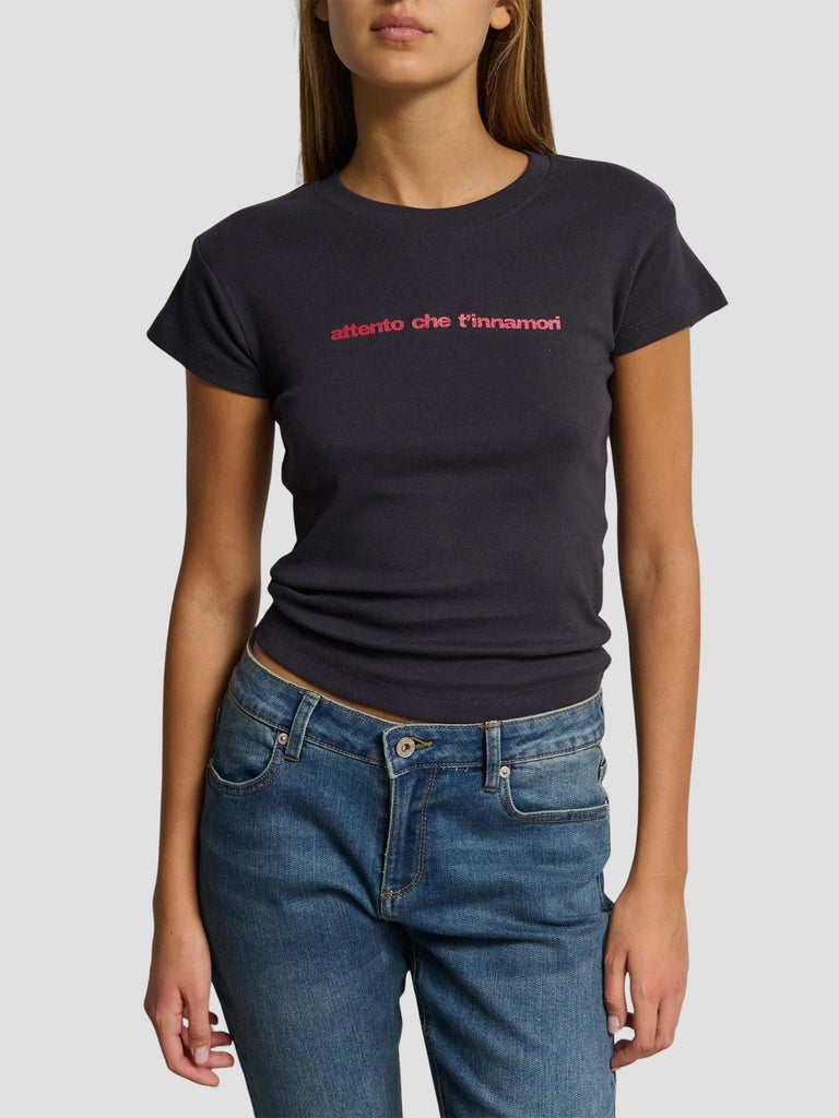 T-SHIRT CON STAMPA TIROLO-ATTENTO MIDNIGHT SUITE BENEDICT 