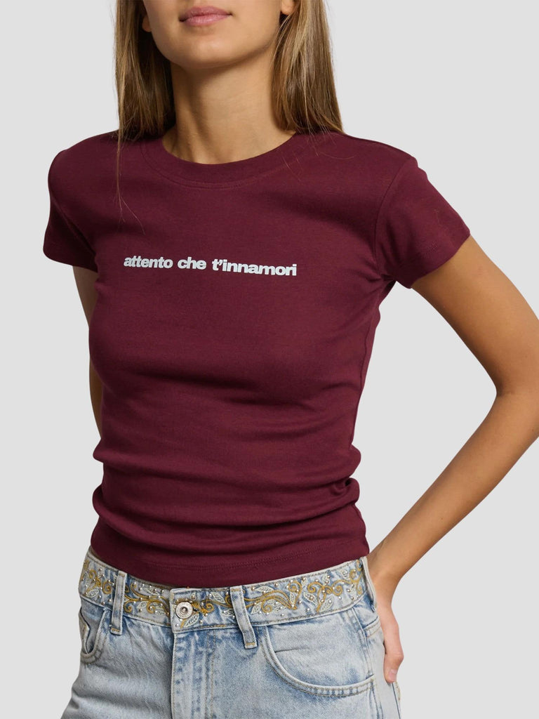 T-SHIRT CON STAMPA TIROLO-ATTENTO BORDEAUX SUITE BENEDICT 